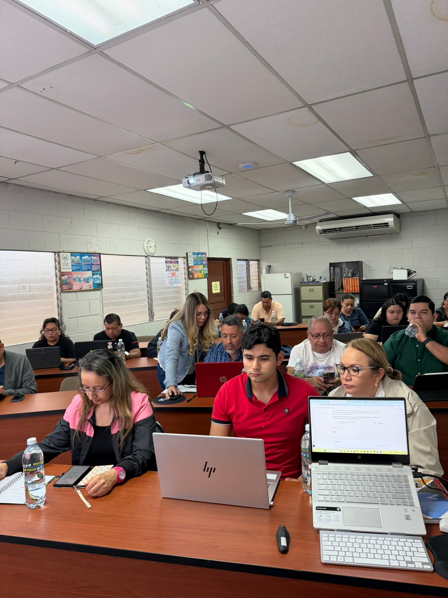 Asistentes del taller de IA tomando notas y haciendo preguntas