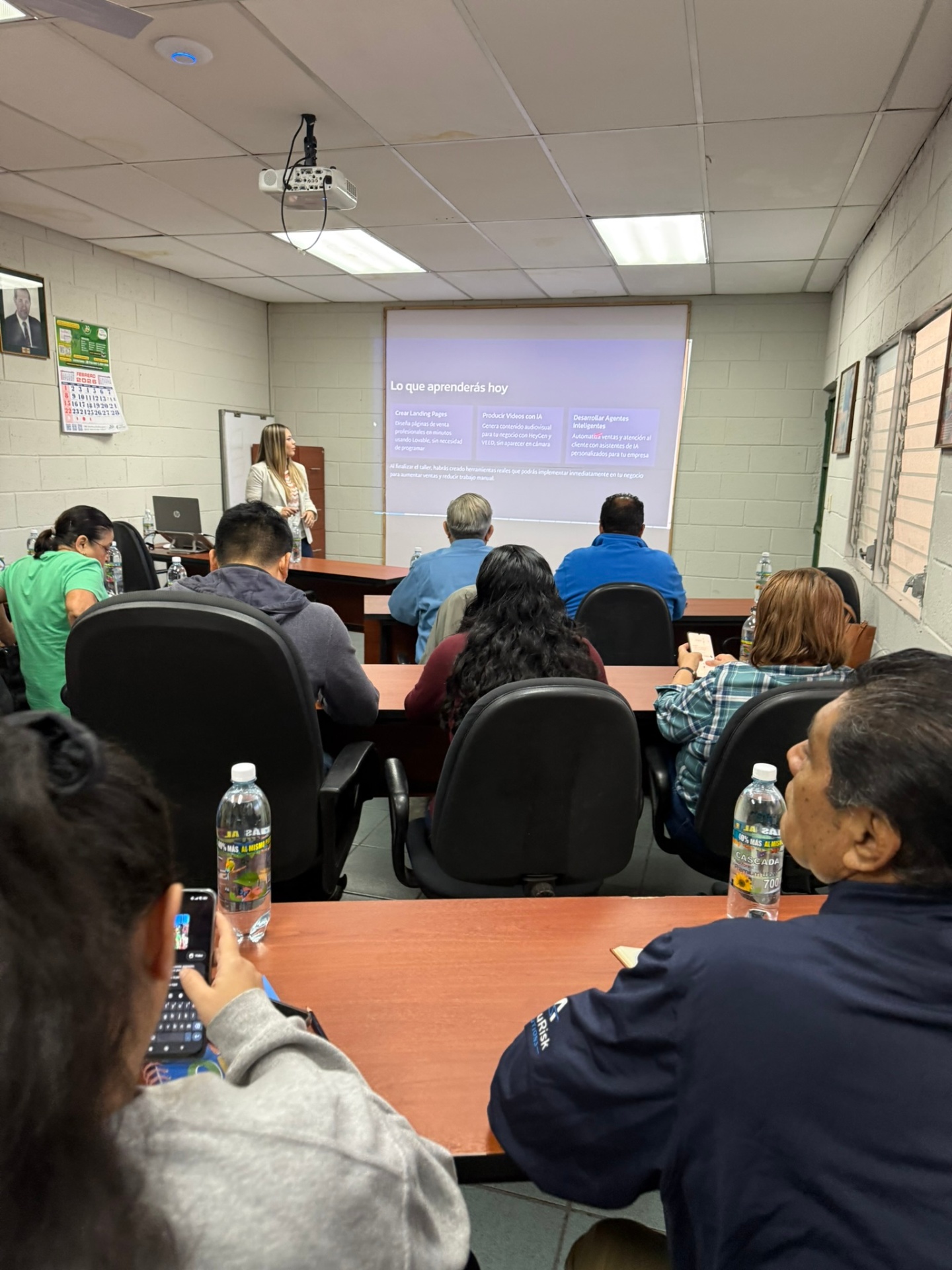 Jazmín Mendoza explicando casos prácticos de IA en clase presencial