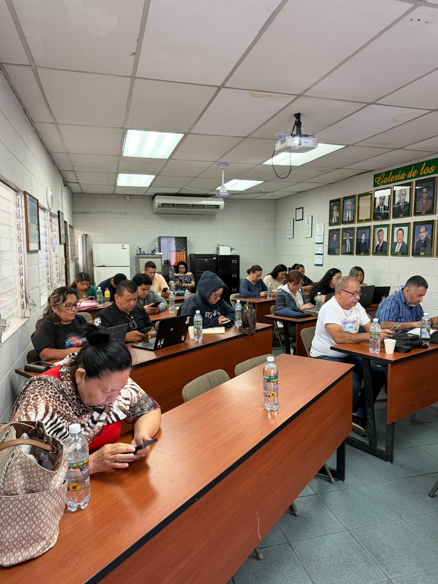 Dinámica práctica del curso de IA para profesionales y emprendedores