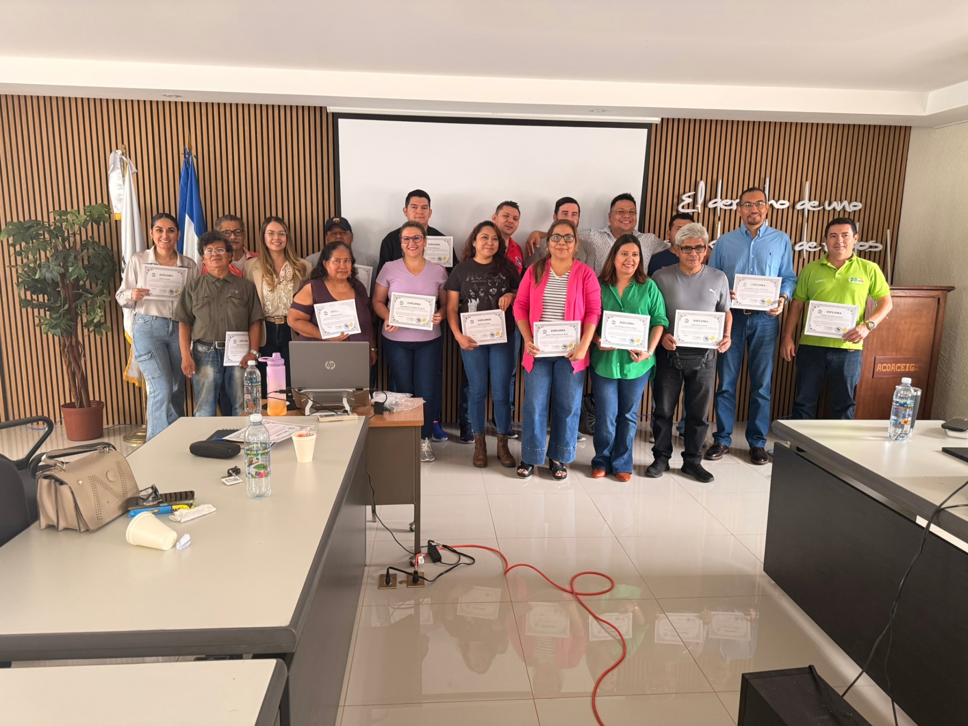 Grupo de alumnos graduados del curso de IA con sus diplomas