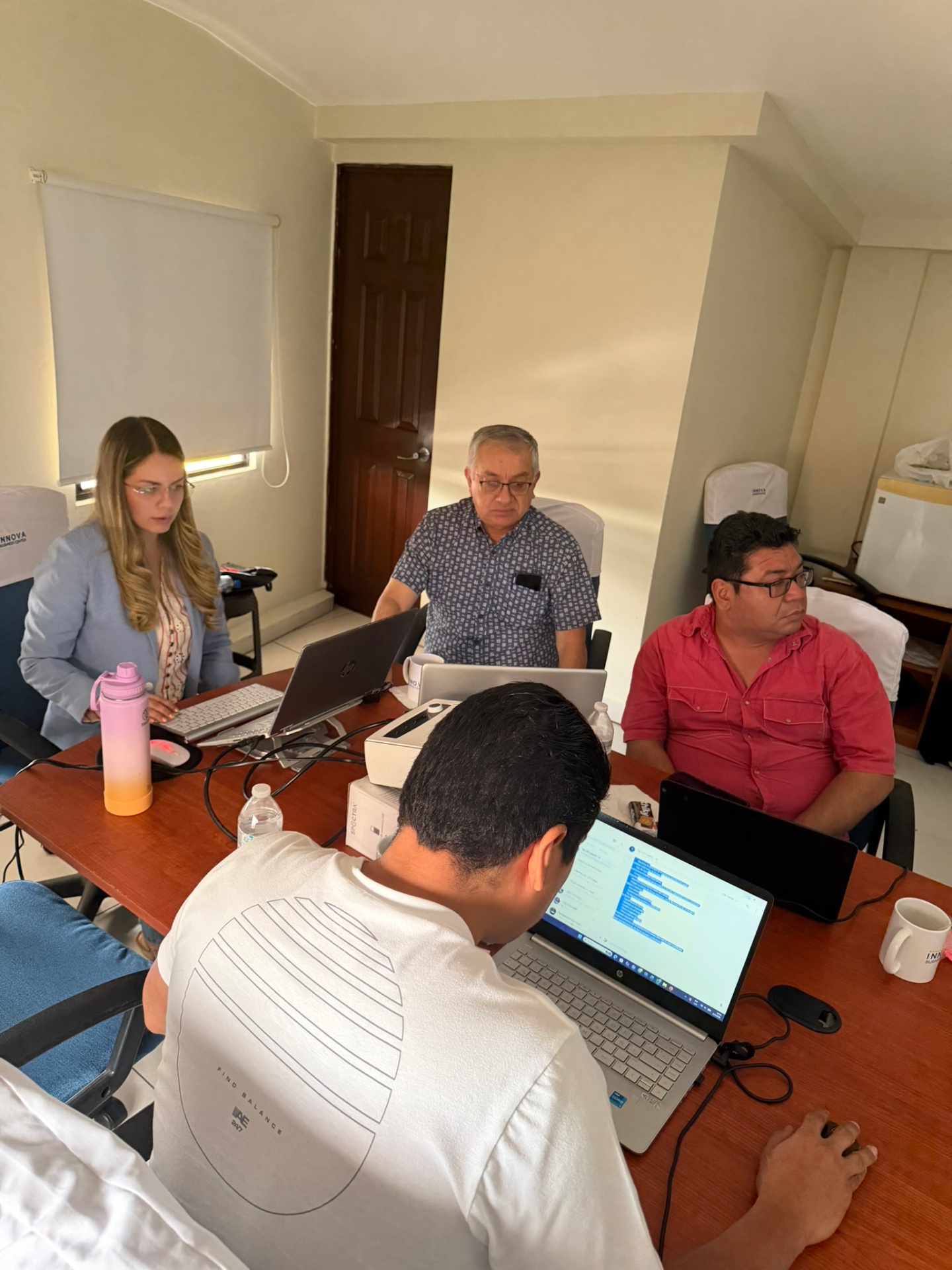 Alumnos participando en el taller práctico de IA con Jazmín Mendoza
