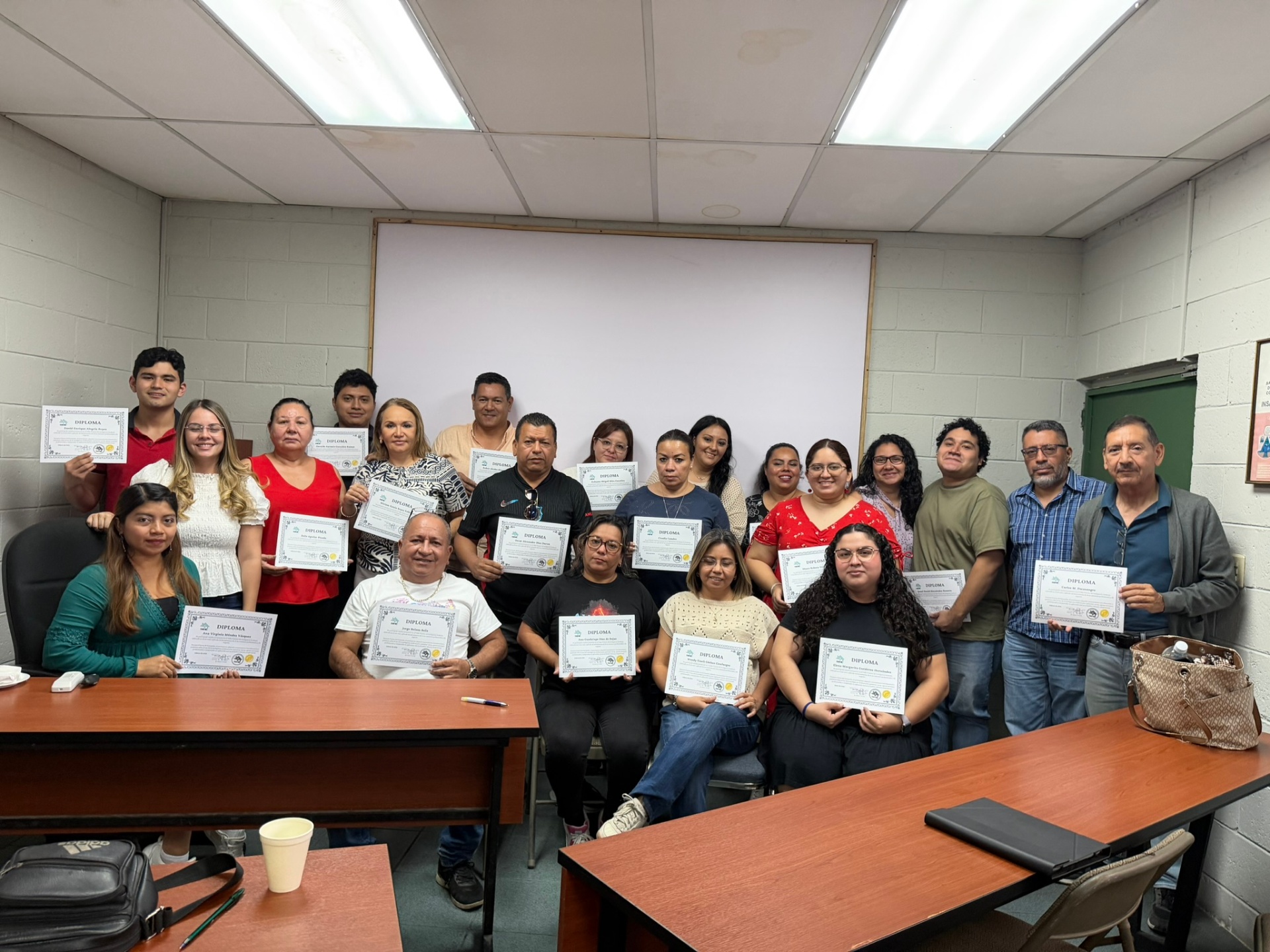 Alumnos del taller de IA practicando con prompts en tiempo real