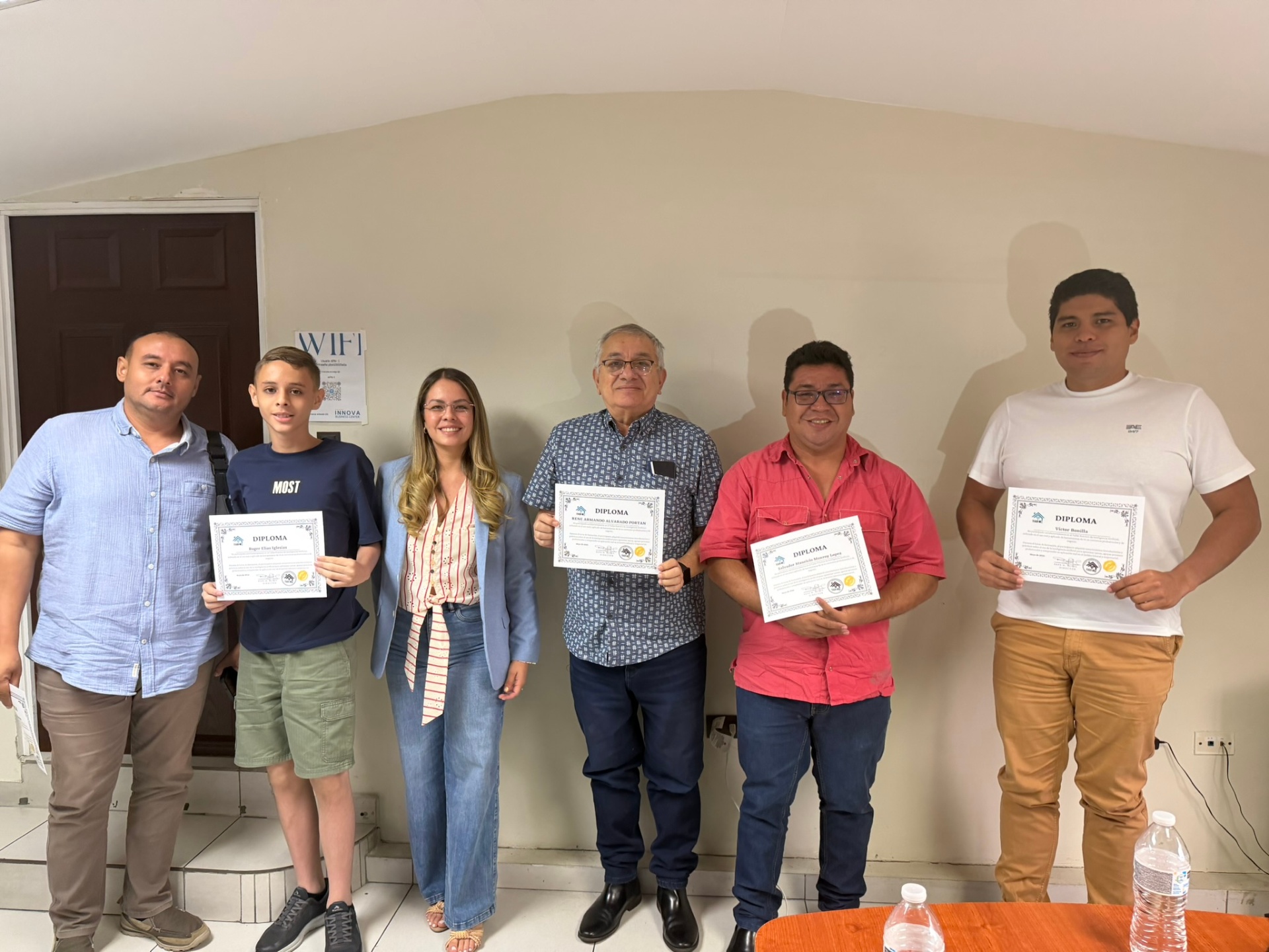 Grupo de emprendedores aprendiendo herramientas de inteligencia artificial